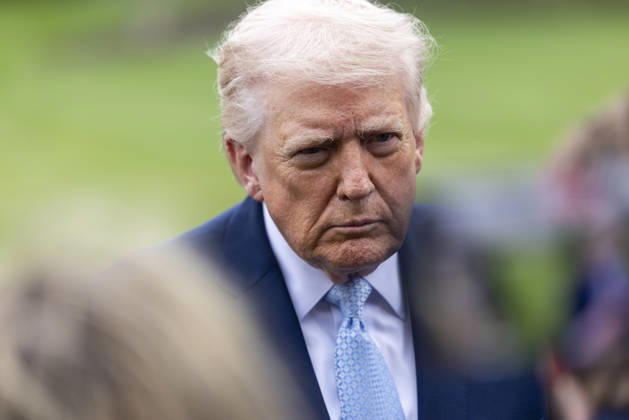 US President Donald J. Trump departs the White House to spend the weekend at Mar-a-Lago United States President Donald J Trump responds to a question from the news media as he prepares to board Marine One on the South Lawn of the White House in Washington, DC, USA, 20 March 2026. The President is scheduled to spend the weekend at his Mar-a-Lago Resort in Palm Beach, Florida. Credit: CNP AdMedia Washington District of Columbia United States of America EDITORIAL USE ONLY  Copyright: xx CNPx xAdMediax admphotostwo976635