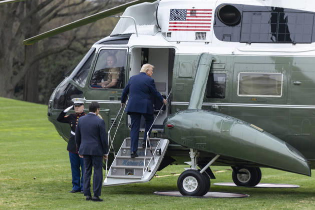 US President Donald J. Trump departs the White House to spend the weekend at Mar-a-Lago United States President Donald J Trump, with US Secretary of State Marco Rubio, boards Marine One on the South Lawn of the White House in Washington, DC, USA, 20 March 2026. The President is scheduled to spend the weekend at his Mar-a-Lago Resort in Palm Beach, Florida. Credit: CNP AdMedia Washington District of Columbia United States of America EDITORIAL USE ONLY  Copyright: xx CNPx xAdMediax admphotostwo976636