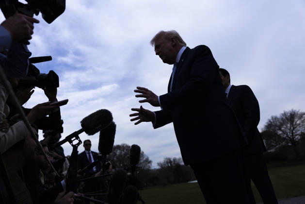 US President Donald J. Trump departs the White House to spend the weekend at Mar-a-Lago United States President Donald J Trump, with US Secretary of State Marco Rubio, responds to a question from the news media as they prepare to board Marine One on the South Lawn of the White House in Washington, DC, USA, 20 March 2026. The President is scheduled to spend the weekend at his Mar-a-Lago Resort in Palm Beach, Florida. Credit: CNP AdMedia Washington District of Columbia United States of America EDITORIAL USE ONLY  Copyright: xx CNPx xAdMediax admphotostwo976638