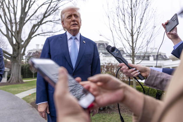 US President Donald J. Trump departs the White House to spend the weekend at Mar-a-Lago United States President Donald J Trump responds to a question from the news media as he prepares to board Marine One on the South Lawn of the White House in Washington, DC, USA, 20 March 2026. The President is scheduled to spend the weekend at his Mar-a-Lago Resort in Palm Beach, Florida. Credit: CNP AdMedia Washington District of Columbia United States of America EDITORIAL USE ONLY  Copyright: xx CNPx xAdMediax admphotostwo976646
