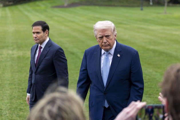 US President Donald J. Trump departs the White House to spend the weekend at Mar-a-Lago United States President Donald J Trump, with US Secretary of State Marco Rubio, responds to a question from the news media as they prepare to board Marine One on the South Lawn of the White House in Washington, DC, USA, 20 March 2026. The President is scheduled to spend the weekend at his Mar-a-Lago Resort in Palm Beach, Florida. Credit: CNP AdMedia Washington District of Columbia United States of America EDITORIAL USE ONLY  Copyright: xx CNPx xAdMediax admphotostwo976647