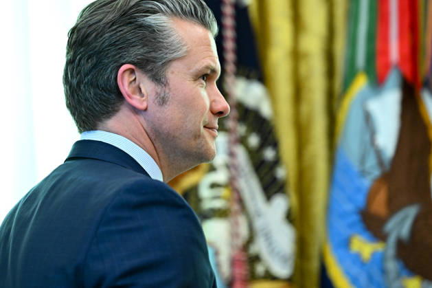 United States Secretary of War Pete Hegseth looks on, during a swearing-in ceremony for US Secretary of Homeland Security (DHS) Markwayne Mullin in the Oval Office of the White House in Washington, DC, USA, on Tuesday, March 24, 2026. The former Oklahoma senator is now in charge of a Trump administration immigration crackdown that has triggered a 37-day funding shutdown of the cabinet agency. Copyright: xGraemexSloanx xPoolxviaxCNPx MediaPunchx