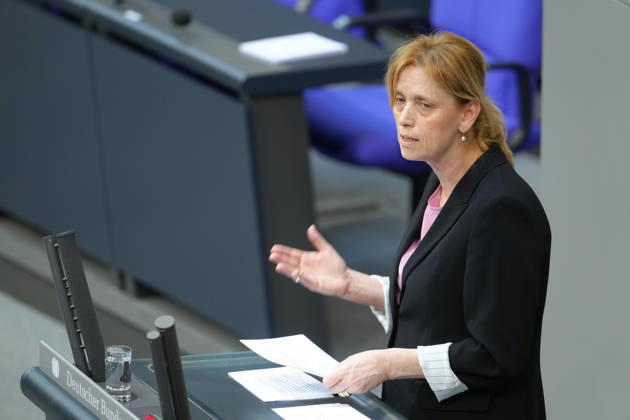 German Bundestag, 67th plenary session Karin Prien, Federal Minister of Education, Family Affairs, Senior Citizens, Women and Youth in portrait during her speech in the current hour on violence against women at the 67th session of the German Bundestag in Berlin, 25 03 2026 Berlin Berlin Germany