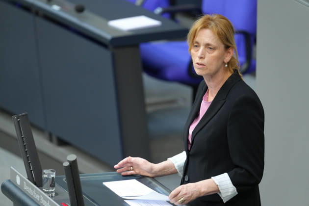 German Bundestag, 67th plenary session Karin Prien, Federal Minister of Education, Family Affairs, Senior Citizens, Women and Youth in portrait during her speech in the current hour on violence against women at the 67th session of the German Bundestag in Berlin, 25 03 2026 Berlin Berlin Germany