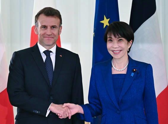 French President Emmanuel Macron in Tokyo TOKYO, JAPAN - APRIL 01: (---EDITORIAL USE ONLY – MANDATORY CREDIT - PHILIP FONG POOL AFP - NO MARKETING NO ADVERTISING CAMPAIGNS - DISTRIBUTED AS A SERVICE TO CLIENTS----) French President Emmanuel Macron shakes hands with Japanese Prime Minister Sanae Takaichi during a Welcoming ceremony at the Akasaka palace in Tokyo, Japan on April 01, 2026. Philip Fong Pool AFP Anadolu Tokyo Japan. Editorial use only. Please get in touch for any other usage. Copyright: x2026xAnadoluxPhilipxFongx xPoolx xAFPx