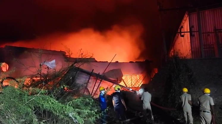 RECORD DATE NOT STATED Firefighting operations underway after a fire breaks out at a thread manufacturing factory near Kim Char Rasta Surat, Apr 02 (ANI): Firefighting operations underway after a fire breaks out at a thread manufacturing factory near Kim Char Rasta, in Surat on Wednesday. (ANI Video Grab) Surat Gujarat India Copyright: xANIx ANI_20260402306