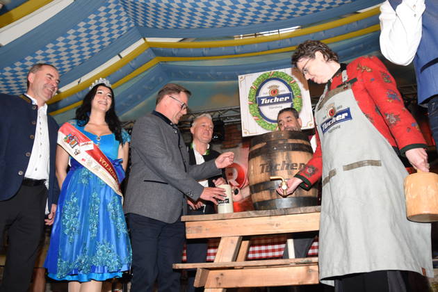 Hubert Aiwanger STV Ministerpraesident Nuernberger Volksfestkoenigin Christina Niels Greve Tucher Braeu Sales Director Joachim Papert Bierzelt Dipl Ing Christine Kayser SPD Fraktionsvorsitzende beim Bierfass Anzapfen im Festzelt Nuernberg 04 04 2026 Volksfestplatz Nuernberger Volksfest Opening in the beer tent Papert Foto Nuernberg