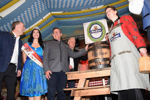 Hubert Aiwanger STV Ministerpraesident Nuernberger Volksfestkoenigin Christina Niels Greve Tucher Braeu Sales Director Joachim Papert Bierzelt Dipl Ing Christine Kayser SPD Fraktionsvorsitzende beim Bierfass Anzapfen im Festzelt Nuernberg 04 04 2026 Volksfestplatz Nuernberger Volksfest Opening in the beer tent Papert Foto Nuernberg