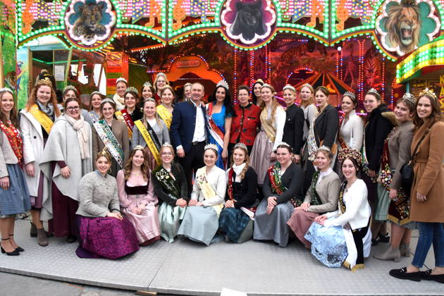 Hubert Aiwanger STV Ministerpraesident Volksfestkoenigin Christina Dipl Ing Christine Kayser SPD parliamentary party leader in front of showmen fairground rides with product highnesses Nuremberg 04 04 2026 Volksfestplatz Nuremberg Volksfest opening in beer tent Papert photo Nuremberg