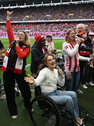 12 04 2026, xophax, Fußball 1 Bundesliga, 1 FC Koeln Werder Bremen Aktion Mensch Inklusionssong, Stadion f l n rechts Annette Frier , Kristina Vogel , Shary Reeves , Guildo Horn , Henning Krautmacher DFL DFB REGULATIONS PROHIBIT ANY USE OF PHOTOGRAPHS as IMAGE SEQUENCES and or QUASI VIDEO Koeln