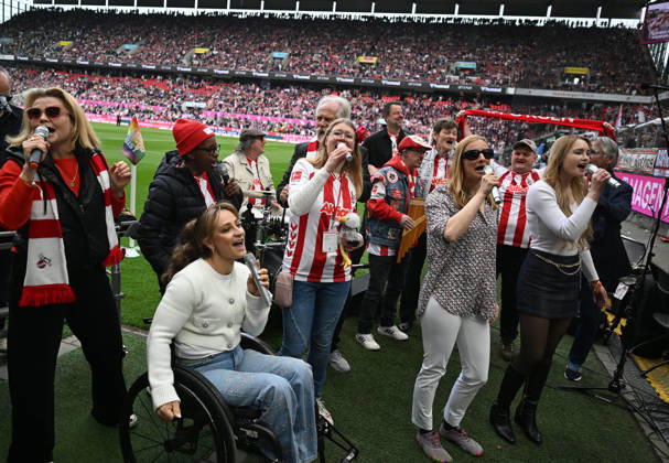 12 04 2026, xophax, Fußball 1 Bundesliga, 1 FC Koeln Werder Bremen Aktion Mensch Inklusionssong, Stadion f l n rechts Annette Frier , Kristina Vogel , Shary Reeves , Guildo Horn , Henning Krautmacher DFL DFB REGULATIONS PROHIBIT ANY USE OF PHOTOGRAPHS as IMAGE SEQUENCES and or QUASI VIDEO Koeln
