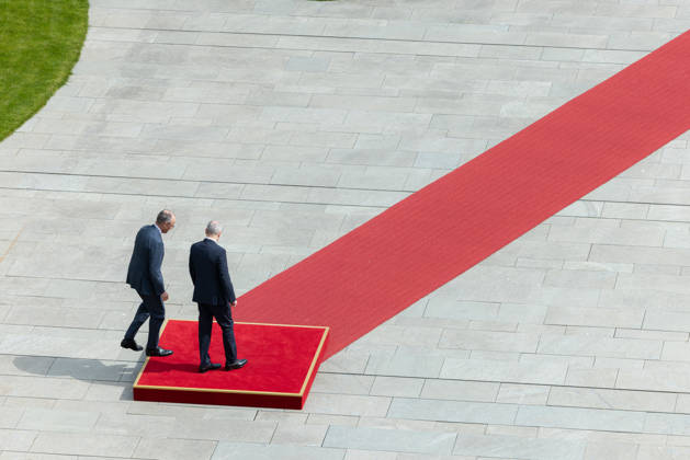 Federal Chancellor Merz receives the Irish Taoiseach Head of Government of Ireland Micheal Martin with military honors Germany, Berlin on 16 April 2026 Federal Chancellor Friedrich Merz CDU welcomes the Head of Government of Ireland on the red carpet in the Chancellery