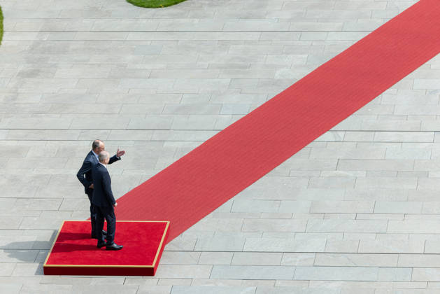 Federal Chancellor Merz receives the Irish Taoiseach Head of Government of Ireland Micheal Martin with military honors Germany, Berlin on 16 April 2026 Federal Chancellor Friedrich Merz CDU welcomes the Head of Government of Ireland on the red carpet in the Chancellery