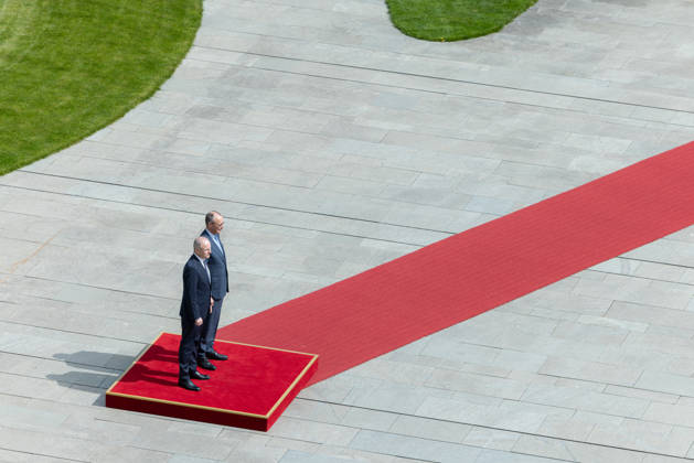 Federal Chancellor Merz receives the Irish Taoiseach Head of Government of Ireland Micheal Martin with military honors Germany, Berlin on 16 April 2026 Federal Chancellor Friedrich Merz CDU welcomes the Head of Government of Ireland on the red carpet in the Chancellery