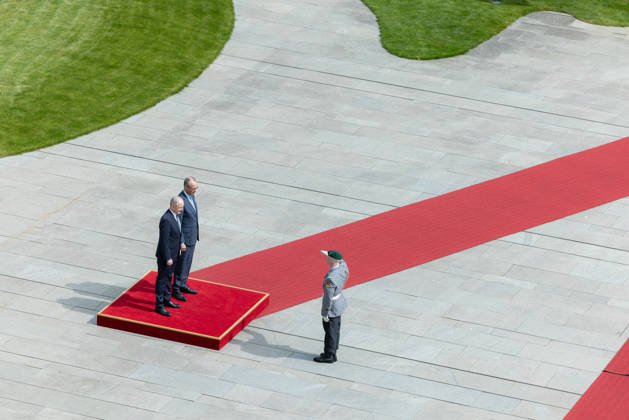 Federal Chancellor Merz receives the Irish Taoiseach Head of Government of Ireland Micheal Martin with military honors Germany, Berlin on 16 April 2026 Federal Chancellor Friedrich Merz CDU welcomes the Head of Government of Ireland on the red carpet in the Chancellery