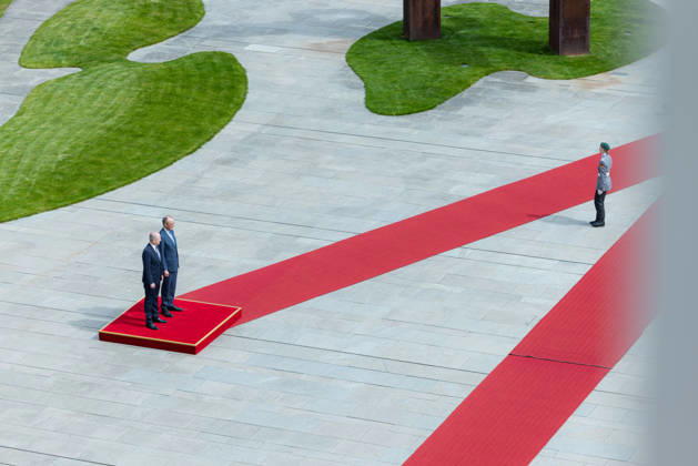 Federal Chancellor Merz receives the Irish Taoiseach Head of Government of Ireland Micheal Martin with military honors Germany, Berlin on 16 April 2026 Federal Chancellor Friedrich Merz CDU welcomes the Head of Government of Ireland on the red carpet in the Chancellery