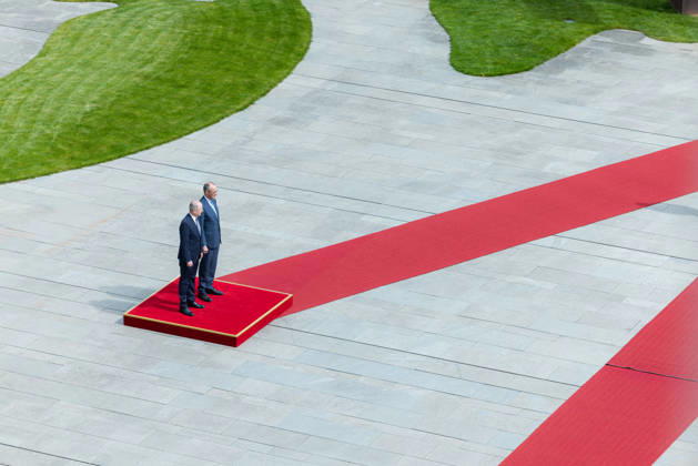 Federal Chancellor Merz receives the Irish Taoiseach Head of Government of Ireland Micheal Martin with military honors Germany, Berlin on 16 April 2026 Federal Chancellor Friedrich Merz CDU welcomes the Head of Government of Ireland on the red carpet in the Chancellery