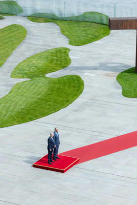 Federal Chancellor Merz receives the Irish Taoiseach Head of Government of Ireland Micheal Martin with military honors Germany, Berlin on 16 April 2026 Federal Chancellor Friedrich Merz CDU welcomes the Head of Government of Ireland on the red carpet in the Chancellery