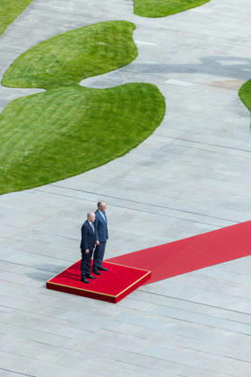 Federal Chancellor Merz receives the Irish Taoiseach Head of Government of Ireland Micheal Martin with military honors Germany, Berlin on 16 April 2026 Federal Chancellor Friedrich Merz CDU welcomes the Head of Government of Ireland on the red carpet in the Chancellery