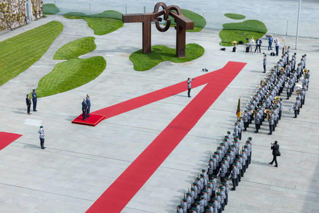 Federal Chancellor Merz receives the Irish Taoiseach Head of Government of Ireland Micheal Martin with military honors Germany, Berlin on 16 April 2026 Federal Chancellor Friedrich Merz CDU welcomes the Head of Government of Ireland on the red carpet in the Chancellery