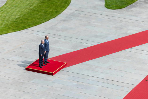 Federal Chancellor Merz receives the Irish Taoiseach Head of Government of Ireland Micheal Martin with military honors Germany, Berlin on 16 April 2026 Federal Chancellor Friedrich Merz CDU welcomes the Head of Government of Ireland on the red carpet in the Chancellery