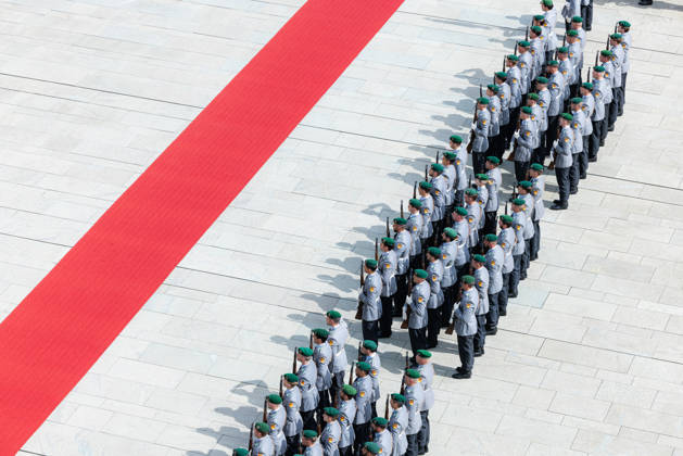 Federal Chancellor Merz receives the Irish Taoiseach Head of Government of Ireland Micheal Martin with military honors Germany, Berlin on 16 April 2026 Federal Chancellor Friedrich Merz CDU welcomes the Head of Government of Ireland on the red carpet in the Chancellery