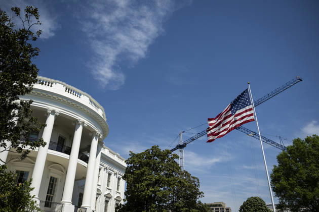 DC: President Trump Departs the White House Construction cranes and an American flag at the White House, in Washington, D.C., on Thursday, April 16, 2026. President Trump is traveling to Las Vegas, Nevada for an event highlighting Republican tax policies after the April 15 tax deadline. Credit: CNP AdMedia Washington District of Columbia United States of America EDITORIAL USE ONLY Copyright: xx CNPx xAdMediax admphotostwo982565