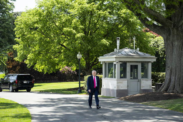 DC: President Trump Departs the White House United States President Donald J Trump walks on the South Lawn of the White House before departing on Marine One, in Washington, D.C., on Thursday, April 16, 2026. President Trump is traveling to Las Vegas, Nevada for an event highlighting Republican tax policies after the April 15 tax deadline. Credit: CNP AdMedia Washington District of Columbia United States of America EDITORIAL USE ONLY Copyright: xx CNPx xAdMediax admphotostwo982579