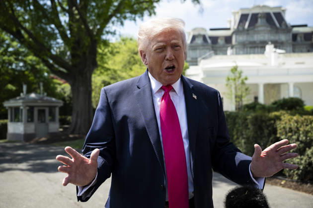 DC: President Trump Departs the White House United States President Donald J Trump speaks to members of the media on the South Lawn of the White House before departing on Marine One, in Washington, D.C., on Thursday, April 16, 2026. President Trump is traveling to Las Vegas, Nevada for an event highlighting Republican tax policies after the April 15 tax deadline. Credit: CNP AdMedia Washington District of Columbia United States of America EDITORIAL USE ONLY Copyright: xx CNPx xAdMediax admphotostwo982581
