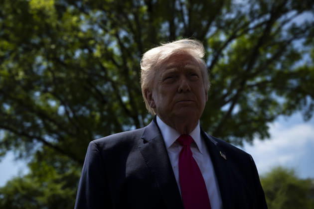 DC: President Trump Departs the White House United States President Donald J Trump speaks to members of the media on the South Lawn of the White House before departing on Marine One, in Washington, D.C., on Thursday, April 16, 2026. President Trump is traveling to Las Vegas, Nevada for an event highlighting Republican tax policies after the April 15 tax deadline. Credit: CNP AdMedia Washington District of Columbia United States of America EDITORIAL USE ONLY Copyright: xx CNPx xAdMediax admphotostwo982586