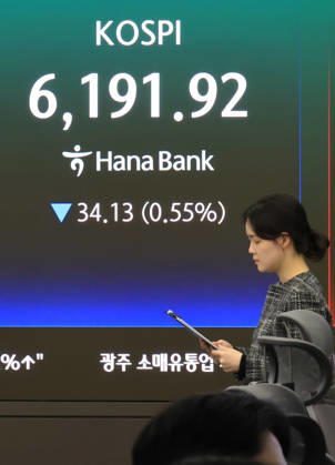 KOSPI falls KOSPI falls A financial data screen in the dealing room of Hana Bank in Seoul on April 17, 2026, shows the benchmark Korea Composite Stock Price Index having declined 34.13 points, or 0.55 percent, to close at 6,191.92. South Korean stocks closed lower on profit-hunting as investors sat on the sidelines amid diplomatic moves for a possible second round of U.S.-Iran peace talks. (Yonhap) 2026-04-17 15:55:49 < 1980-2026 YONHAPNEWS AGENCY. .> ¼¿ïƯº°½Ã EDITORIAL USE ONLY Copyright: xx PYH2026041711940031500 YonhapxNewsx yonphotos251534