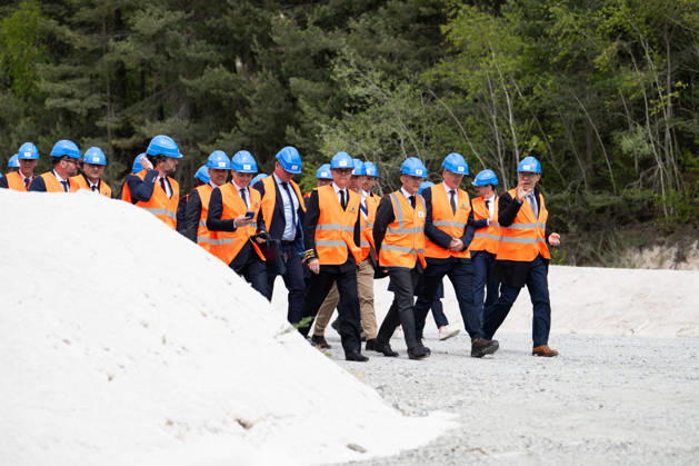 Emmanuel Macron, President of the French Republic, inaugurates one of the 150 major strategic GPS projects selected under the acceleration scheme Imerys lithium mine in Echassières, April 22, 2026 The President of the French Republic, Emmanuel Macron visits the Echassieres mining project of lithium at the Imerys site, Alliers, Auvergne Rhone Alpes, France Wednesday, April 22, 2026 01ACCORSINIJEANNE IMERYS 002 Credit Jeanne Accorsini SIPA 2604221559 Echassières France  Copyright: xJeannexAccorsini Pool BestimagexJeannexAccorsini Pool Bestimagex