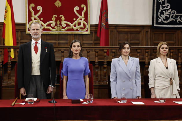 Spain s King Felipe VI (L) and Queen Letizia (C), accompanied by Madrid s Regional President, Isabel Diaz Ayuso (2R), chair the 2025 Cervantes Literature Prize awarding ceremony to Mexican writer Gonzalo Celorio (unseen) at the University of Alcala de Henares, Madrid, Spain, 23 April 2026. The Cervantes Prize is the most important award for Hispanic Literature that is delivered each 23 April to mark World Book Day and Spanish writer Miguel de Cervantes passing. Spain s Royal Couple hands in Cervantes Literature Prize to Mexican writer Gonzalo Celorio !ACHTUNG: NUR REDAKTIONELLE NUTZUNG!  Copyright: xBallesterosx GRAF8145 20260423-55020071134_1