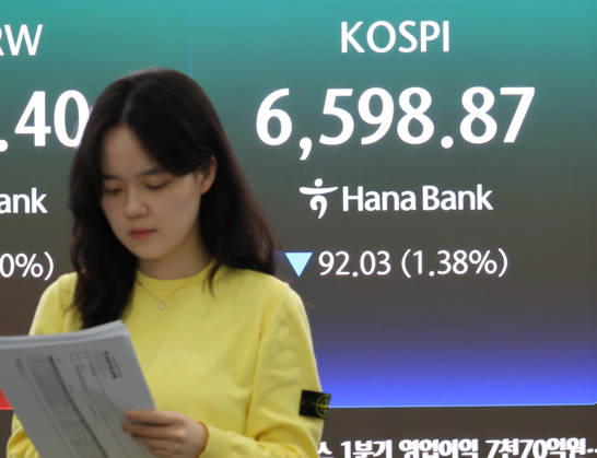 KOSPI falls KOSPI falls A financial data screen in the dealing room of Hana Bank in Seoul on April 30, 2026, shows the benchmark Korea Composite Stock Price Index having fallen 92.03 points, or 1.38 percent, to close at 6,598.87. Seoul stocks closed lower after touching a fresh all-time high, as investors cashed in gains amid a sharp rise in international oil prices. (Yonhap) 2026-04-30 16:04:08 < 1980-2026 YONHAPNEWS AGENCY. .> ¼¿ïƯº°½Ã EDITORIAL USE ONLY Copyright: xx PYH2026043016420031500 YonhapxNewsx yonphotos251917