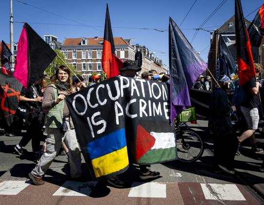 AMSTERDAM - Demonstrators during an FNV march against the coalition agreement on Labour Day. The union believes that Europe is scaling back legislation and regulations that protect workers too much. SEM VAN DER WAL ANP netherlands out - belgium out  Copyright: xx x557208800x originalFilename: 557208800