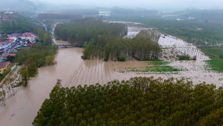 Heavy rain causes flooding in Turkiye s Sakarya SAKARYA, TURKIYE - MAY 4: An aerial view of flooded agricultural land and residential areas after the Melen River overflowed due to heavy rainfall in Sakarya, Turkiye, on May 4, 2026. Basements of some homes and nearby fields were inundated, while standing water also accumulated in school and mosque courtyards. Davut Genc Anadolu Sakarya Turkey. Editorial use only. Please get in touch for any other usage. Copyright: x2026xAnadoluxDavutxGencx