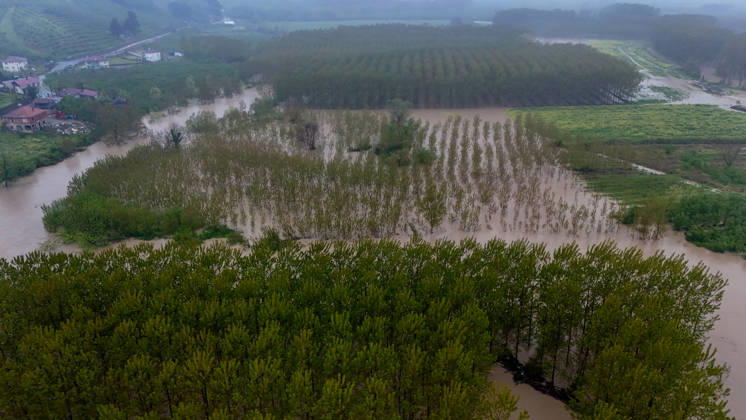Heavy rain causes flooding in Turkiye s Sakarya SAKARYA, TURKIYE - MAY 4: An aerial view of flooded agricultural land and residential areas after the Melen River overflowed due to heavy rainfall in Sakarya, Turkiye, on May 4, 2026. Basements of some homes and nearby fields were inundated, while standing water also accumulated in school and mosque courtyards. Davut Genc Anadolu Sakarya Turkey. Editorial use only. Please get in touch for any other usage. Copyright: x2026xAnadoluxDavutxGencx