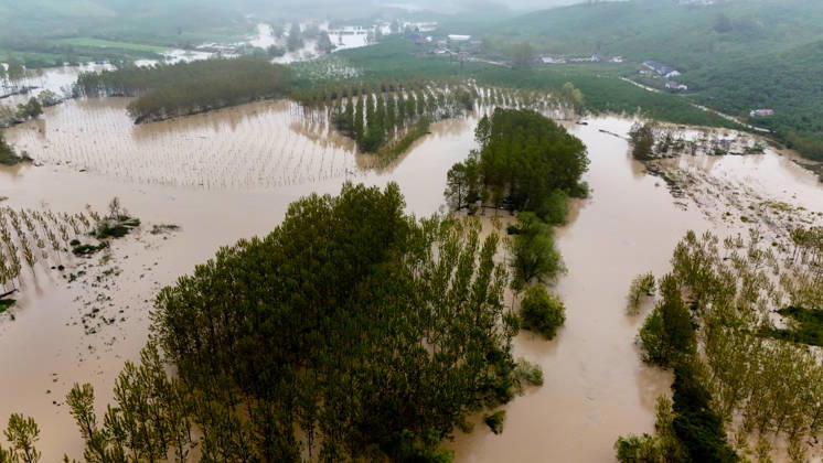 Heavy rain causes flooding in Turkiye s Sakarya SAKARYA, TURKIYE - MAY 4: An aerial view of flooded agricultural land and residential areas after the Melen River overflowed due to heavy rainfall in Sakarya, Turkiye, on May 4, 2026. Basements of some homes and nearby fields were inundated, while standing water also accumulated in school and mosque courtyards. Davut Genc Anadolu Sakarya Turkey. Editorial use only. Please get in touch for any other usage. Copyright: x2026xAnadoluxDavutxGencx