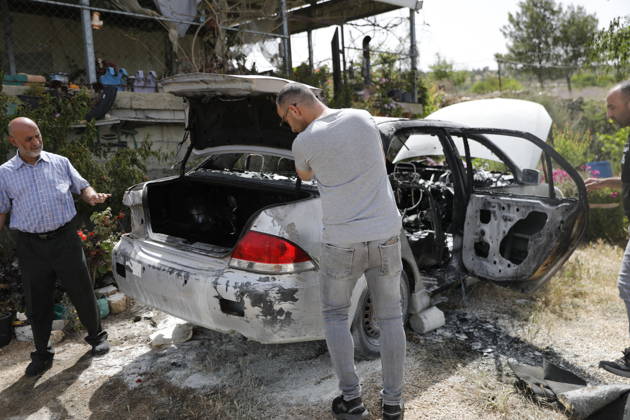 Palestinians inspect damage after settler attack near Hebron Palestinians inspect damage at the site of an attack carried out by Israeli settlers targeting Palestinian vehicles and property in the town of Surif northwest of Hebron in the occupied West Bank on May 17, 2026. Settlers set fire to a vehicle and spray-painted racist slogans at the scene, amid anger and condemnation among Palestinian residents over repeated attacks on their property. Photo by Mamoun Wazwaz apaimages Hebron West Bank Palestinian Territory 170526_Hebron_MW_00(10) Copyright: xapaimagesxMamounxWazwazx xapaimagesx