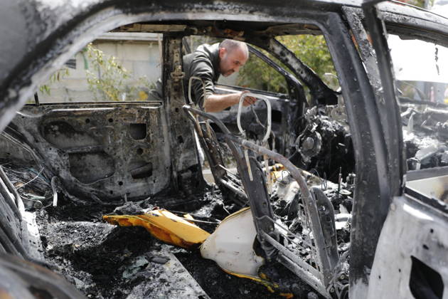 Palestinians inspect damage after settler attack near Hebron Palestinians inspect damage at the site of an attack carried out by Israeli settlers targeting Palestinian vehicles and property in the town of Surif northwest of Hebron in the occupied West Bank on May 17, 2026. Settlers set fire to a vehicle and spray-painted racist slogans at the scene, amid anger and condemnation among Palestinian residents over repeated attacks on their property. Photo by Mamoun Wazwaz apaimages Hebron West Bank Palestinian Territory 170526_Hebron_MW_00(30) Copyright: xapaimagesxMamounxWazwazx xapaimagesx