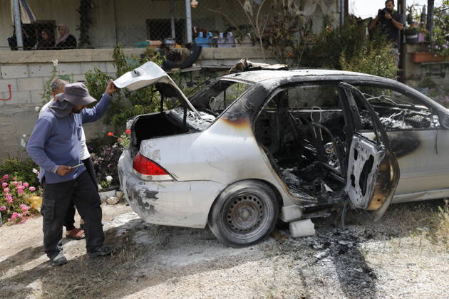 Palestinians inspect damage after settler attack near Hebron Palestinians inspect damage at the site of an attack carried out by Israeli settlers targeting Palestinian vehicles and property in the town of Surif northwest of Hebron in the occupied West Bank on May 17, 2026. Settlers set fire to a vehicle and spray-painted racist slogans at the scene, amid anger and condemnation among Palestinian residents over repeated attacks on their property. Photo by Mamoun Wazwaz apaimages Hebron West Bank Palestinian Territory 170526_Hebron_MW_00(34) Copyright: xapaimagesxMamounxWazwazx xapaimagesx