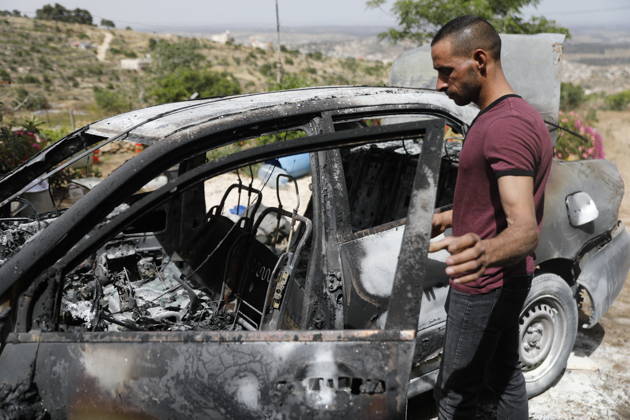 Palestinians inspect damage after settler attack near Hebron Palestinians inspect damage at the site of an attack carried out by Israeli settlers targeting Palestinian vehicles and property in the town of Surif northwest of Hebron in the occupied West Bank on May 17, 2026. Settlers set fire to a vehicle and spray-painted racist slogans at the scene, amid anger and condemnation among Palestinian residents over repeated attacks on their property. Photo by Mamoun Wazwaz apaimages Hebron West Bank Palestinian Territory 170526_Hebron_MW_00(1) Copyright: xapaimagesxMamounxWazwazx xapaimagesx