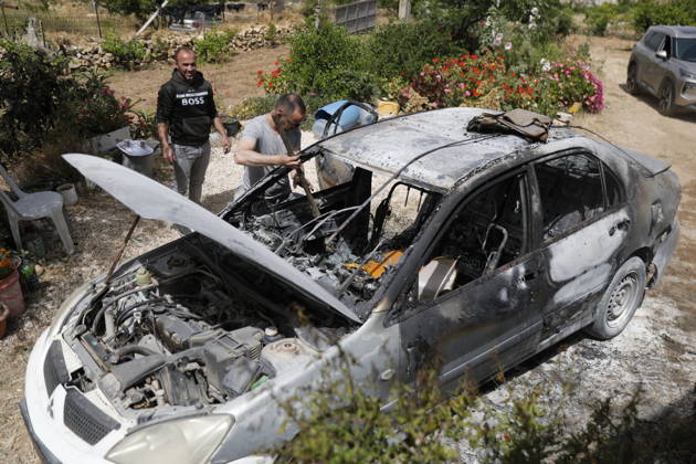 Palestinians inspect damage after settler attack near Hebron Palestinians inspect damage at the site of an attack carried out by Israeli settlers targeting Palestinian vehicles and property in the town of Surif northwest of Hebron in the occupied West Bank on May 17, 2026. Settlers set fire to a vehicle and spray-painted racist slogans at the scene, amid anger and condemnation among Palestinian residents over repeated attacks on their property. Photo by Mamoun Wazwaz apaimages Hebron West Bank Palestinian Territory 170526_Hebron_MW_00(23) Copyright: xapaimagesxMamounxWazwazx xapaimagesx