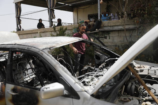 Palestinians inspect damage after settler attack near Hebron Palestinians inspect damage at the site of an attack carried out by Israeli settlers targeting Palestinian vehicles and property in the town of Surif northwest of Hebron in the occupied West Bank on May 17, 2026. Settlers set fire to a vehicle and spray-painted racist slogans at the scene, amid anger and condemnation among Palestinian residents over repeated attacks on their property. Photo by Mamoun Wazwaz apaimages Hebron West Bank Palestinian Territory 170526_Hebron_MW_00(4) Copyright: xapaimagesxMamounxWazwazx xapaimagesx