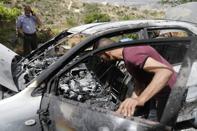Palestinians inspect damage after settler attack near Hebron Palestinians inspect damage at the site of an attack carried out by Israeli settlers targeting Palestinian vehicles and property in the town of Surif northwest of Hebron in the occupied West Bank on May 17, 2026. Settlers set fire to a vehicle and spray-painted racist slogans at the scene, amid anger and condemnation among Palestinian residents over repeated attacks on their property. Photo by Mamoun Wazwaz apaimages Hebron West Bank Palestinian Territory 170526_Hebron_MW_00(2) Copyright: xapaimagesxMamounxWazwazx xapaimagesx