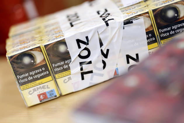 Customs officers present seized cigarette cartons at the annual press conference of the Cologne Main Customs Office Numerous exhibits from the areas of product counterfeiting, product safety and species protection as well as curious drug stashes are presented on site Cologne, 22 05 2026 NRW Germany Copyright: xChristophxHardtx