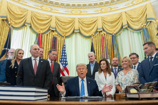 US President Donald Trump gives remarks during a signing ceremony for the Secure America Act in the Oval Office of the White House in Washington, DC, US, on Wednesday, June 10, 2026. President Donald Trump prevailed after dissident Republican lawmakers abandoned an effort to leverage a $70 billion spending package to prevent him from reviving a payout fund for political allies who say they were unfairly targeted by the Biden administration. Copyright: xAaronxSchwartzx xPoolxviaxCNPx MediaPunchx