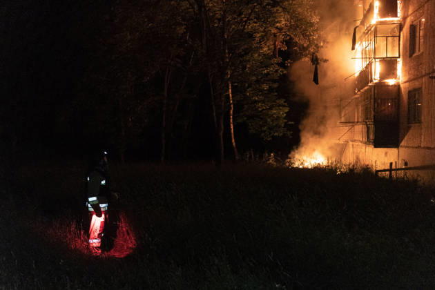 Ukrainian firefighters battle blaze after Russian drone strike in Druzhkivka DRUZHKIVKA, UKRAINE - JUNE 17: A Ukrainian firefighter stands near a residential building on fire following a Russian drone attack in Druzhkivka, Ukraine, on June 17, 2026. Diego Herrera Carcedo Anadolu Ukraine Donetsk. Editorial use only. Please get in touch for any other usage.  Copyright: x2026xAnadoluxDiegoxHerreraxCarcedox