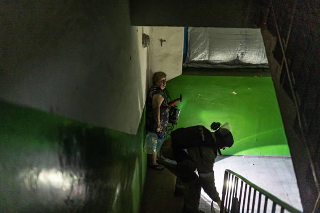 Ukrainian firefighters battle blaze after Russian drone strike in Druzhkivka DRUZHKIVKA, UKRAINE - JUNE 17: A resident stands in a stairwell as a Ukrainian firefighter works inside a residential building following a Russian drone attack in Druzhkivka, Ukraine, on June 17, 2026. Diego Herrera Carcedo Anadolu Ukraine Donetsk. Editorial use only. Please get in touch for any other usage.  Copyright: x2026xAnadoluxDiegoxHerreraxCarcedox