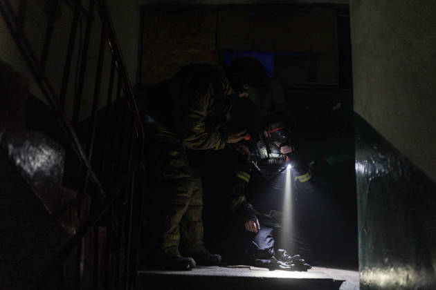 Ukrainian firefighters battle blaze after Russian drone strike in Druzhkivka DRUZHKIVKA, UKRAINE - JUNE 17: Ukrainian firefighters work inside a residential building following a Russian drone attack in Druzhkivka, Ukraine, on June 17, 2026. Diego Herrera Carcedo Anadolu Ukraine Donetsk. Editorial use only. Please get in touch for any other usage.  Copyright: x2026xAnadoluxDiegoxHerreraxCarcedox